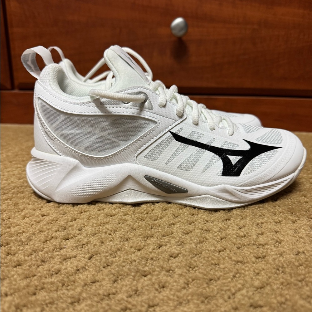 Mizuno Wave Dimension Women's Volleyball Shoes. NIB. Size 7